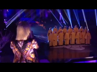 sia performs chandelier with nyc gay men s chorus